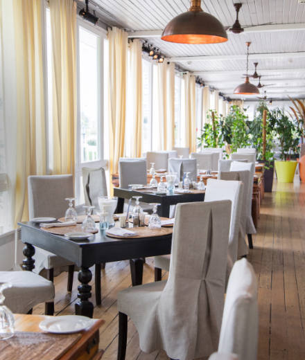 Restaurants & Cafés